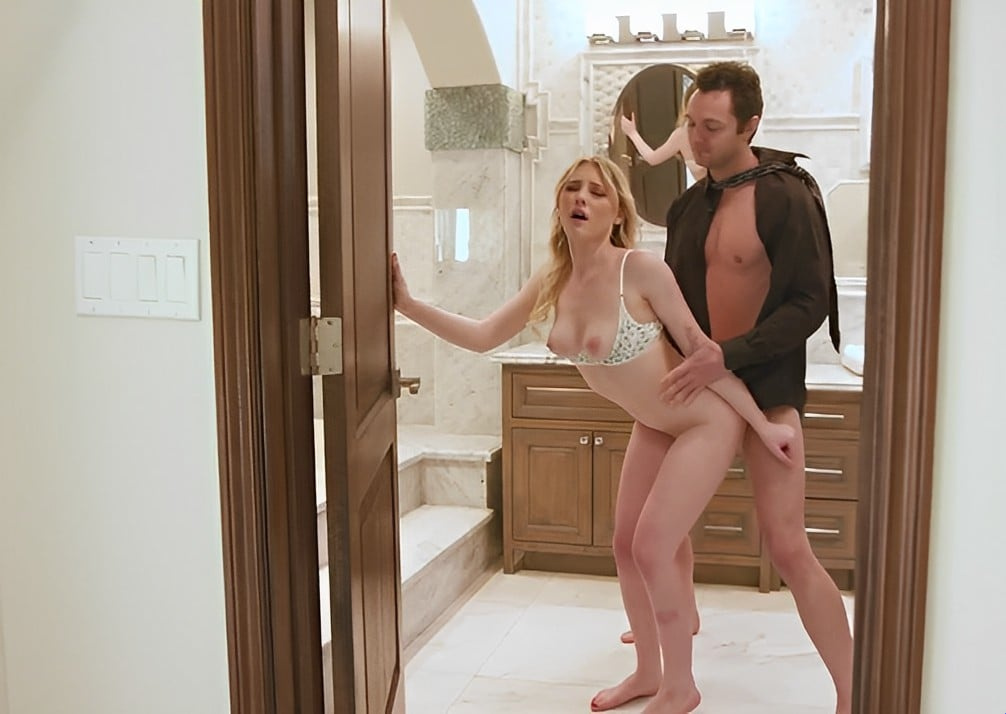 Le salaud d'agent de publicité a violé la belle propriétaire alors qu'elle prenait une douche