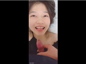 寶寶可愛又乖，舔著她的心好暖心