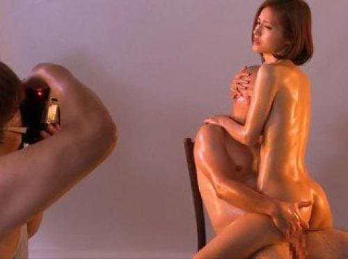 สามีกัดฟันดูภรรยาถ่ายรูปเปลือยกับเจ้านายของเธอ